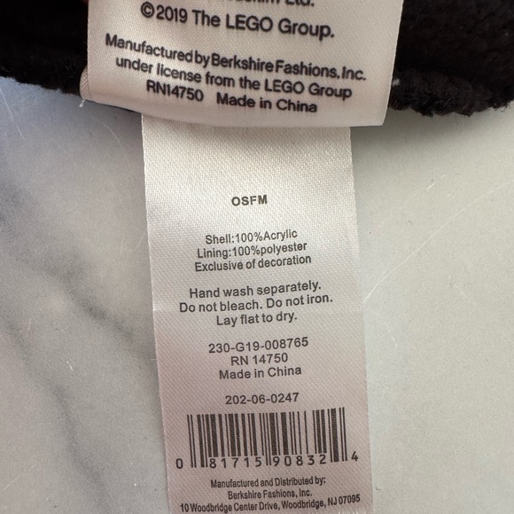 Star Wars Black and Red Darth Vader Beanie - Picture 3 of 4